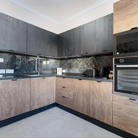 Luxurious & Spacious 2bd Penthouse With Large Terrace & Jacuzzi At The Podium - Yacht Marina Area, Close To Valletta *