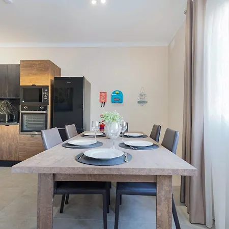 Luxurious & Spacious 2bd Penthouse With Large Terrace & Jacuzzi At The Podium - Yacht Marina Area, Close To Valletta