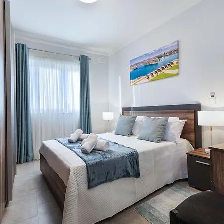 Luxurious & Spacious 2bd Penthouse With Large Terrace & Jacuzzi At The Podium - Yacht Marina Area, Close To Valletta *