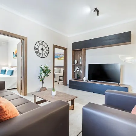 Luxurious & Spacious 2bd Penthouse With Large Terrace & Jacuzzi At The Podium - Yacht Marina Area, Close To Valletta *