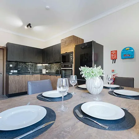 Apartment Luxurious & Spacious 2bd Penthouse With Large Terrace & Jacuzzi At The Podium - Yacht Marina Area, Close To Valletta