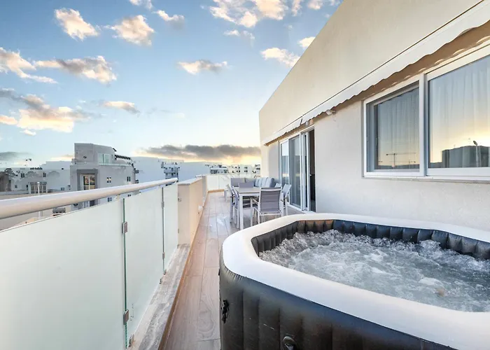 Luxurious & Spacious 2bd Penthouse With Large Terrace & Jacuzzi At The Podium - Yacht Marina Area, Close To Valletta