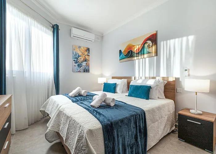 Luxurious & Spacious 2bd Penthouse With Large Terrace & Jacuzzi At The Podium - Yacht Marina Area, Close To Valletta Lejlighed