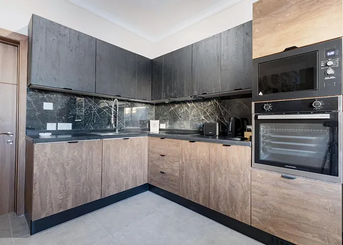 Luxurious & Spacious 2bd Penthouse With Large Terrace & Jacuzzi At The Podium - Yacht Marina Area, Close To Valletta *