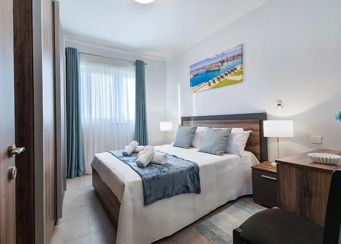 Luxurious & Spacious 2bd Penthouse With Large Terrace & Jacuzzi At The Podium - Yacht Marina Area, Close To Valletta *