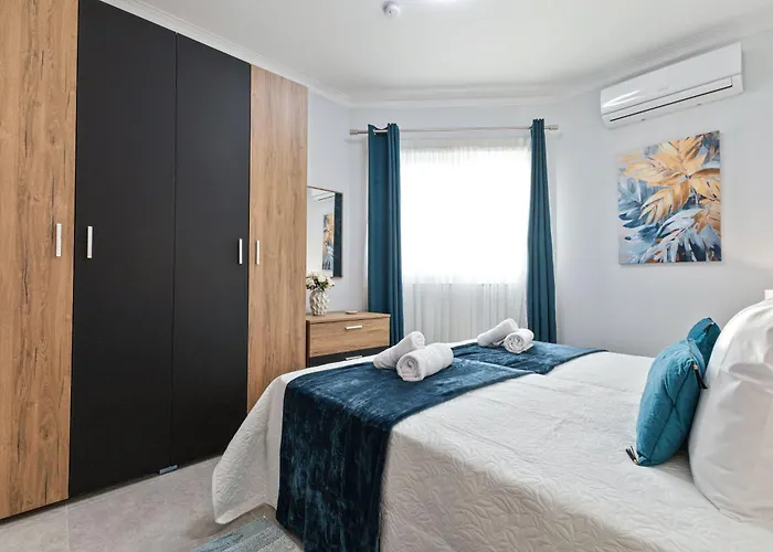 Luxurious & Spacious 2bd Penthouse With Large Terrace & Jacuzzi At The Podium - Yacht Marina Area, Close To Valletta Lejlighed